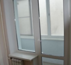 Балконный блок со стеклянной дверью