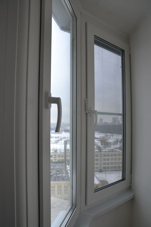 Остекление лоджии с установкой москитных сеток - пластиковые окна REHAU ...